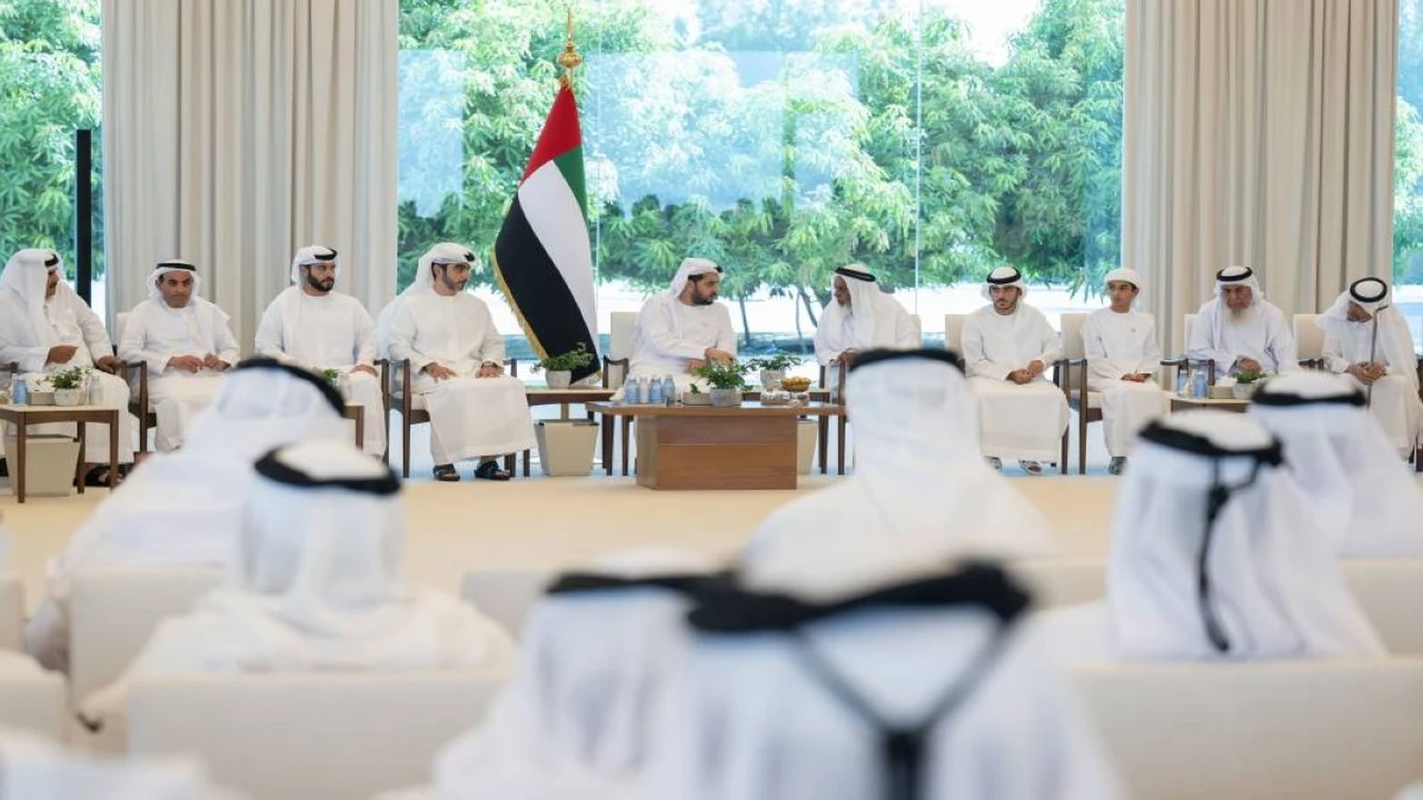 حمدان بن زايد يلتقي مواطنين وأبطال جوجيتسو من الظفرة في قصر الظنة